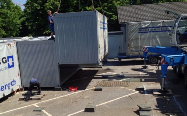 Einer nach dem anderen verschwinden die Container im genau getakteten LKW-Verkehr.