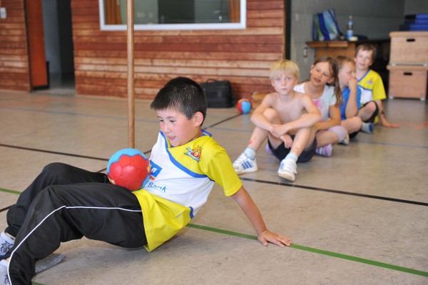 Schüler absolvieren die Handball-Übungen zur Spielermedaille