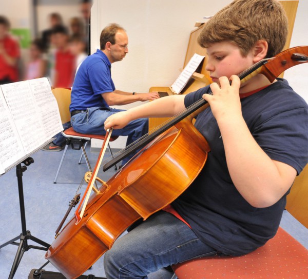 Lionel mit seinem Cello, begleitet von Frerk Meiners am Klavier.