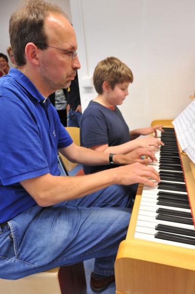 Lionel Henry und Frerk Meiners vierhändig am Klavier.