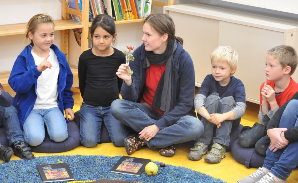 Aufmerksam lauschten die Kinder im Morgenkreis Tina Aumüller.