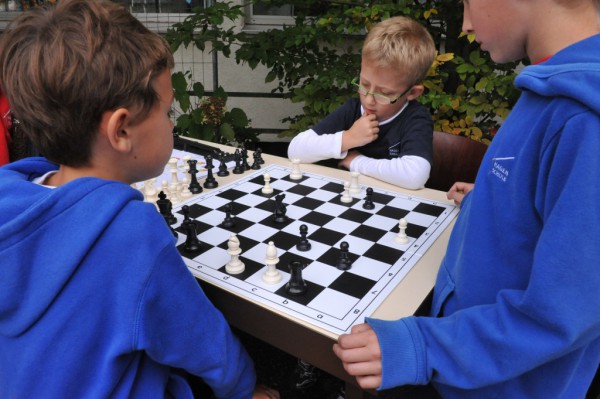 Die Mitglieder der Schach-AG demonstrierten auf dem Schulhof ihr Können.