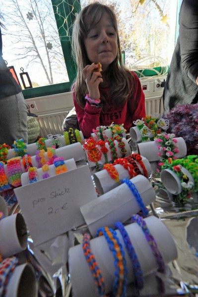 Carlene Kalthaus bot bunte Armbändern aus Loom-Bändern an.