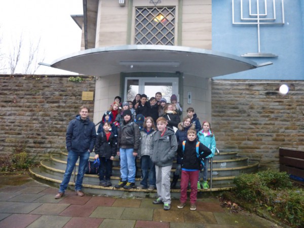 Die Marokko-Gruppe vor dem Eingang zur Synagoge.